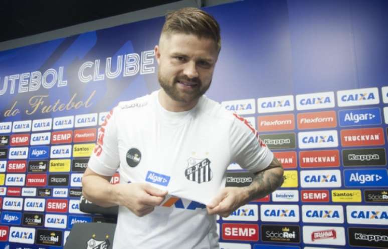 Eduardo Sasha posa com a nova camisa