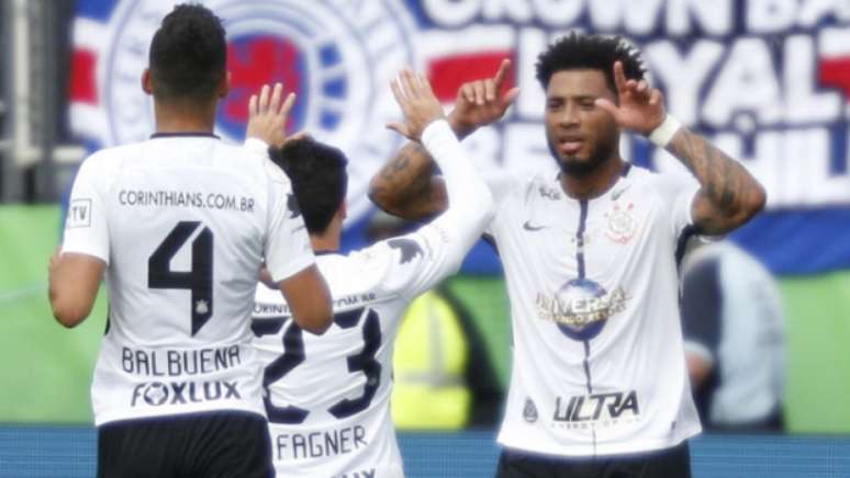 Corintianos comemoram gol de Kazim