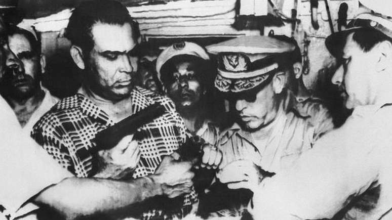 O general Fulgencio Batista (à esq., vestindo uma camisa xadrez) realizou um golpe em 10 de março de 1952 e impôs um governo militar em Cuba