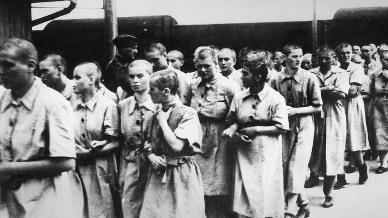 Prisioneiras de Auschwitz 'aptas para trabalhar': cabelos eram cortados e roupas, trocadas por trapos