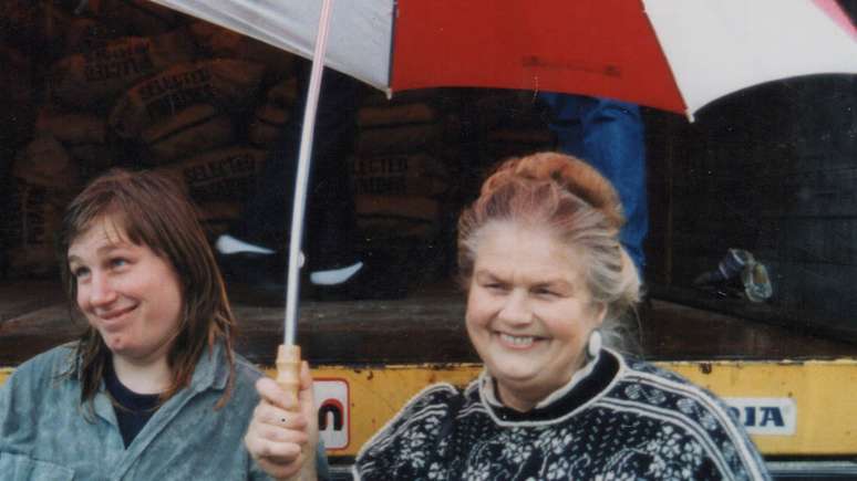 Polly com a mãe Sheila em 1992