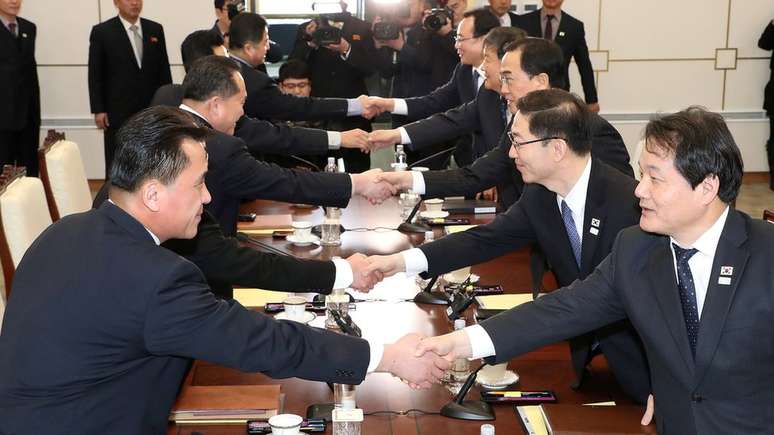 Reunião entre sul e norte-coreanos para acordar participação na Olimpíada de Inverno, vista como oportunidade de diálogo bilateral