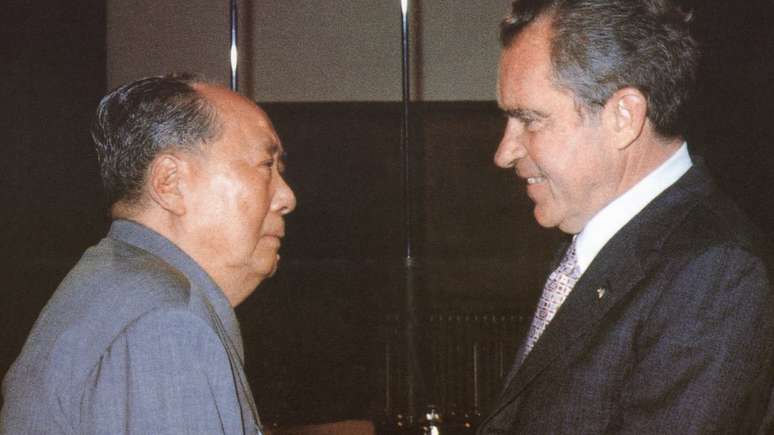 Mao e Nixon em encontro histórico, em 1972, pavimentado pela ida de uma equipe de mesa-tenistas americanos à China