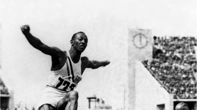Jesse Owens desafiou a ideia de supremacia ariana de Hitler na Olimpíada de Berlim