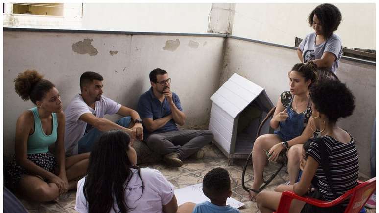 Jovens participam de um dos debates do festival TodoJovemÉRio, sobre política, na comunidade Cesarão, no Rio de Janeiro | Foto: Divulgação