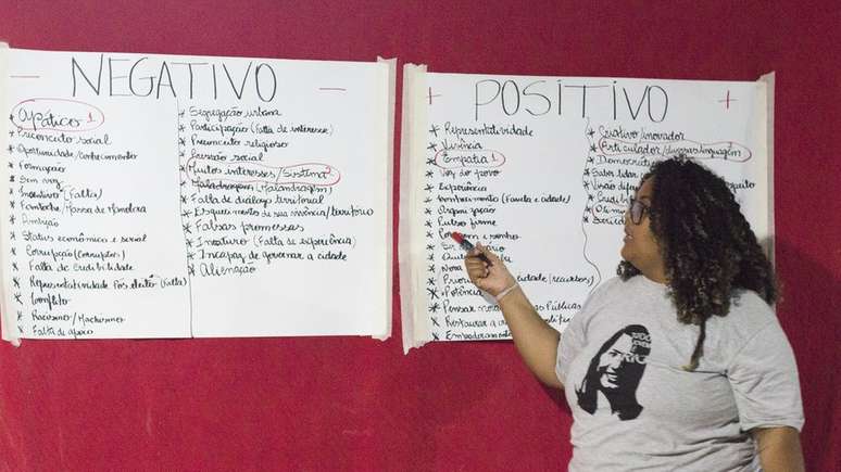 Rebecca Vieira comanda um dos debates em que os jovens dizem quais seriam os prós e contras de um candidato da periferia | Foto: Divulgação