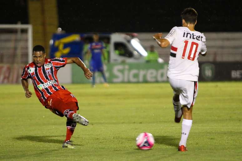 Lance durante a partida entre São Paulo e Botafogo SP