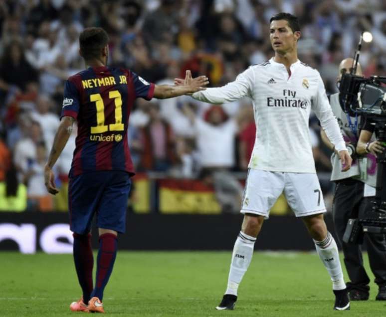 Neymar e Cristiano Ronaldo, na época em que o brasileiro atuava pelo Barcelona (Foto: AFP)