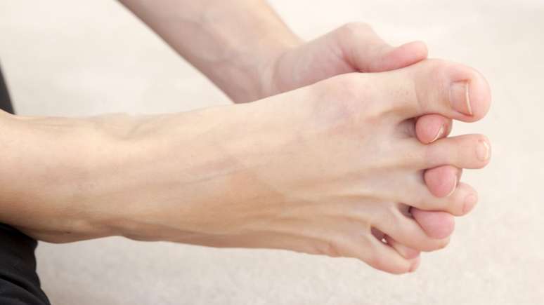 Os p&eacute;s, a base do corpo, s&atilde;o fundamentais para os exerc&iacute;cios de antigin&aacute;stica | Foto: KH Photography