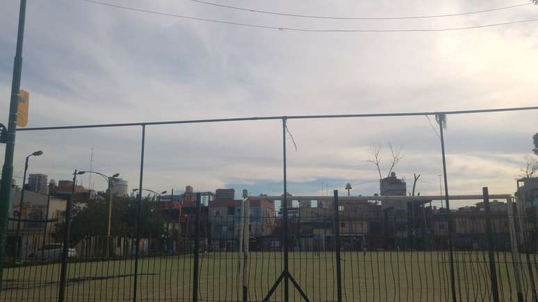 Campo de futebol construído na Villa 31 - favela passa por processo de urbanização