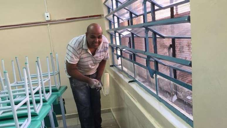 Manutenção da escola é feita com a ajuda da comunidade; acima, Diego Lima pintando parede | Foto: arquivo pessoal