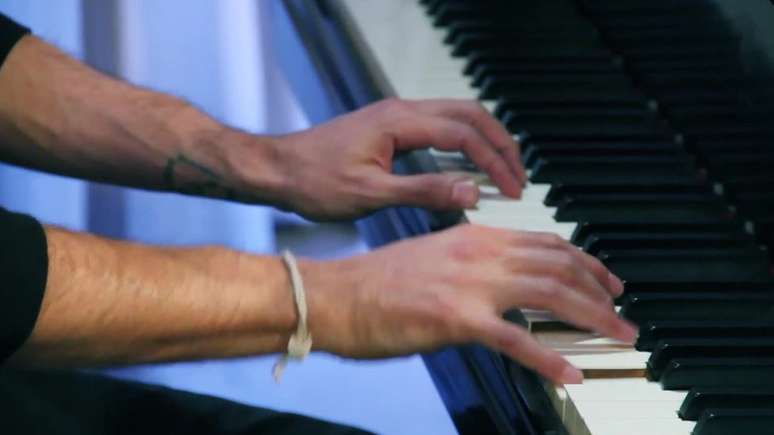 O pianista James Rhodes sofreu abusos e sobreviveu a tentativas de suicídio. Sua vida teria mudado a partir da música | Foto: Reprodução HARDtalk/BBC