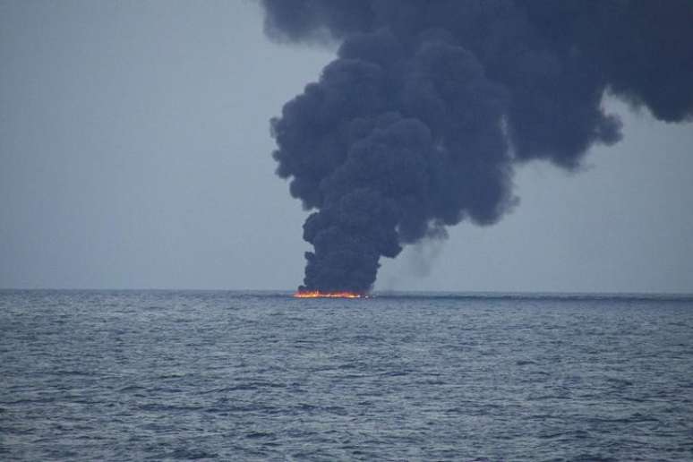 Navio petroleiro iraniano é visto em chamas após colidir com navio de carga chinês no mar do leste da China 15/01/2018 Guarda Costeira do Japão/Divulgação via REUTERS 
