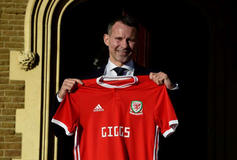 T&eacute;cnico Ryan Giggs posa para foto com camisa da sele&ccedil;&atilde;o do Pa&iacute;s de Gales ap&oacute;s entrevista coletiva 
15/01/2018 REUTERS/Rebecca Naden
