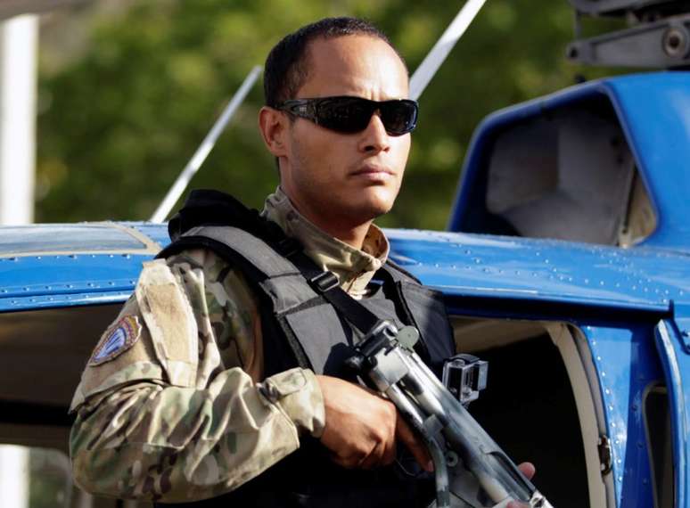 Ex-piloto da polícia venezuelana Oscar Perez posa para fotos durante evento, em Caracas 01/03/2015 REUTERS/Christian Veron