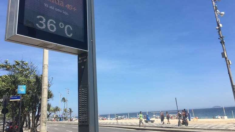Termômetro em Ipanema marca 36ºC durante a tarde, quando Souza ainda está na praia vendendo mate | Foto: Ana Terra Athayde/BBC