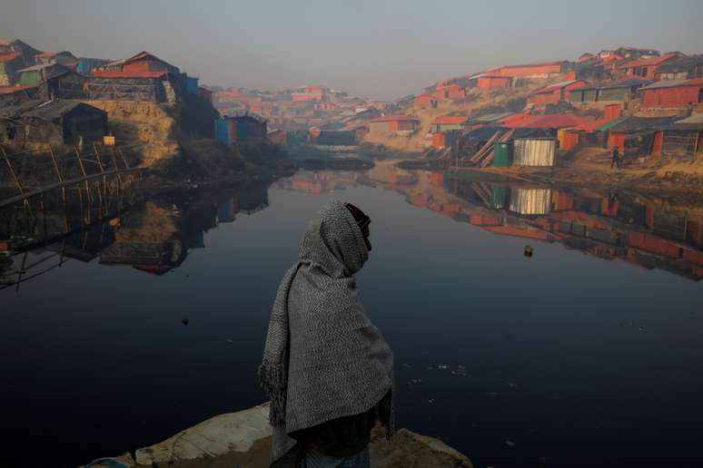 Refugiada rohingya observa lago em campo de refugiados perto de Cox's Bazar, Bangladesh 26/12/2017 REUTERS/Marko Djurica