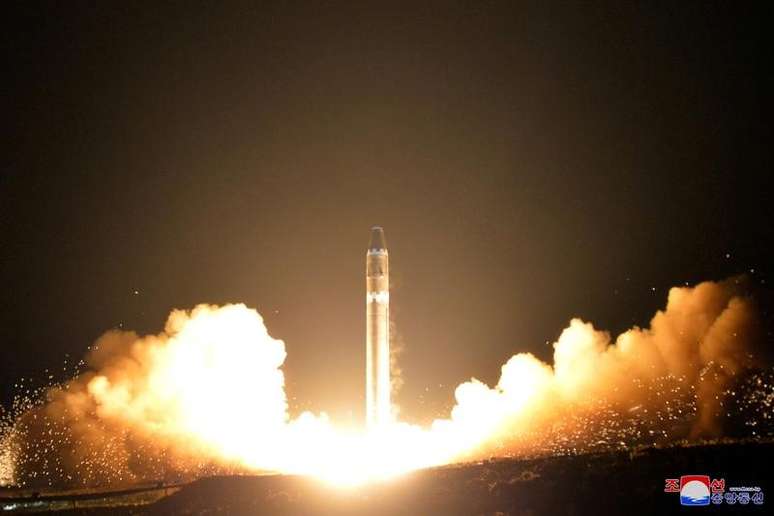 Lançamento do míssil Hwasong-15 pela Coreia do Norte 30/11/2017 REUTERS/KCNA 