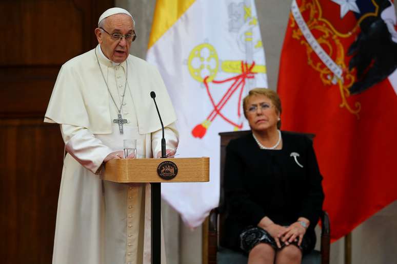 Papa Francisco fala ao lado da presidente do Chile, Michelle Bachelet, no pal&aacute;cio presidencial de La Moneda, em Santiago 16/01/2018 REUTERS/Ivan Alvarado