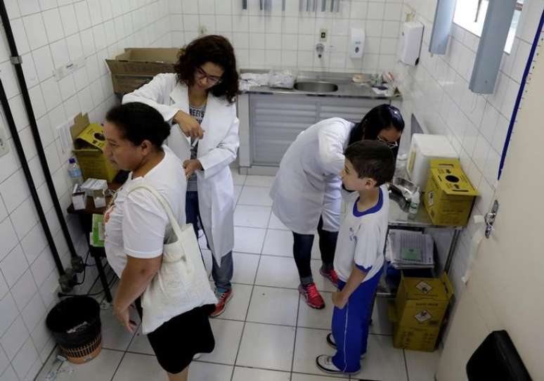 Agentes de saúde aplicam vacina para febre amarela em São Paulo 24/10/2017 REUTERS/Paulo Whitaker
