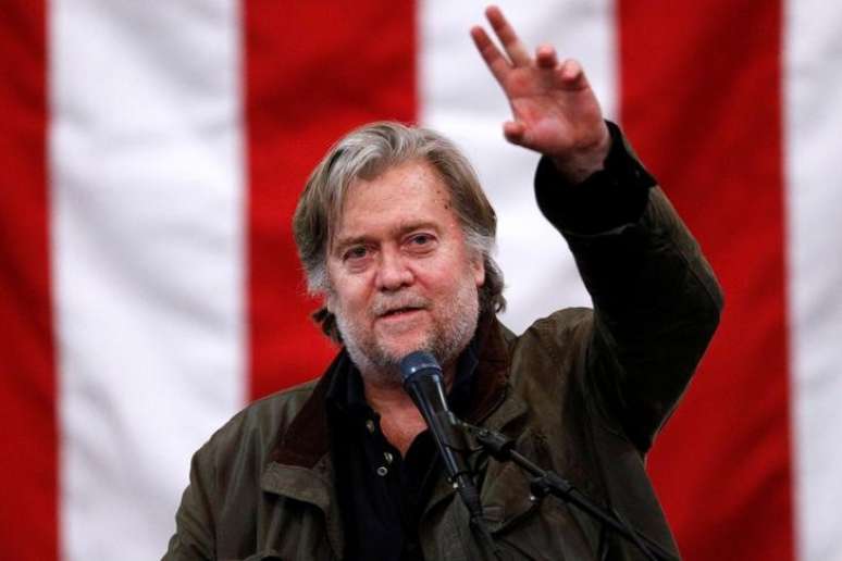 Steve Bannon discursa em comício nos EUA