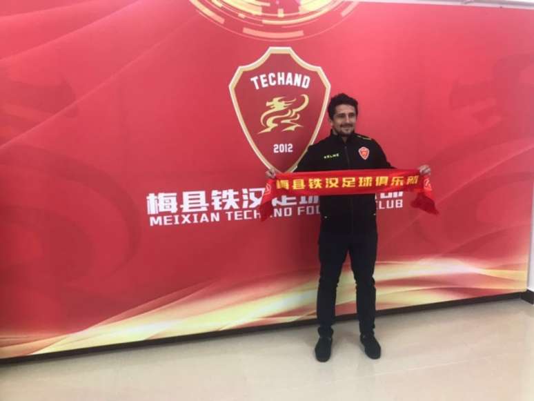 Aloisio já posou como jogador do Meizhou Meixian Techand (Foto: Divulgação / Meizhou Meixian Techand)