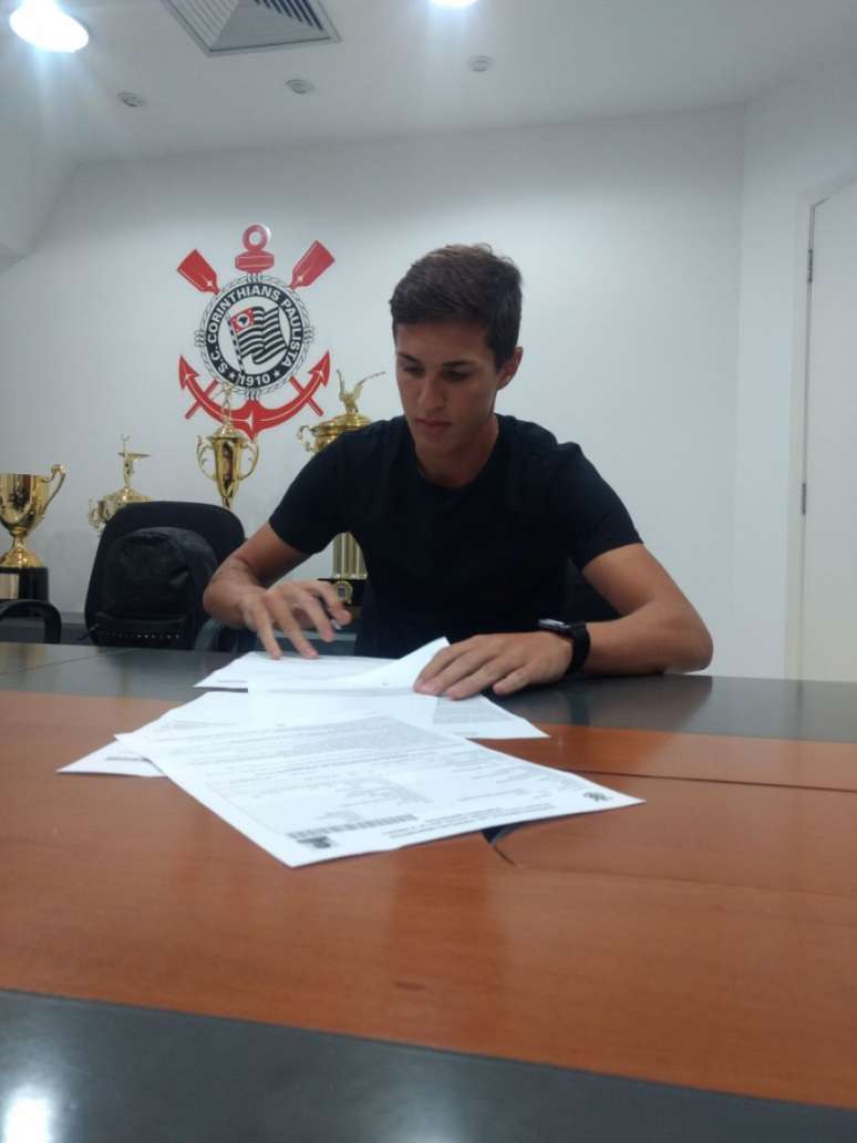 Mateus Vital assinou contrato com o Corinthians (Foto: Divulgação)