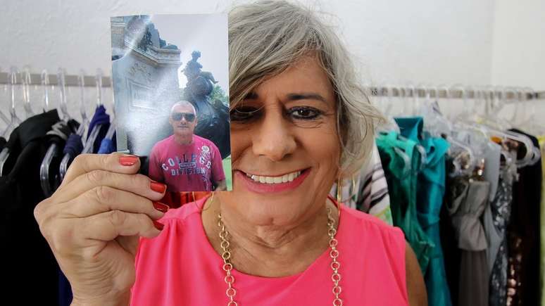 Afrodite com uma foto do período anteiror ao se assumir como crossdresser: Heraldo, para ela, 'morreu' | Foto: Alair Ribeiro/BBC Brasil
