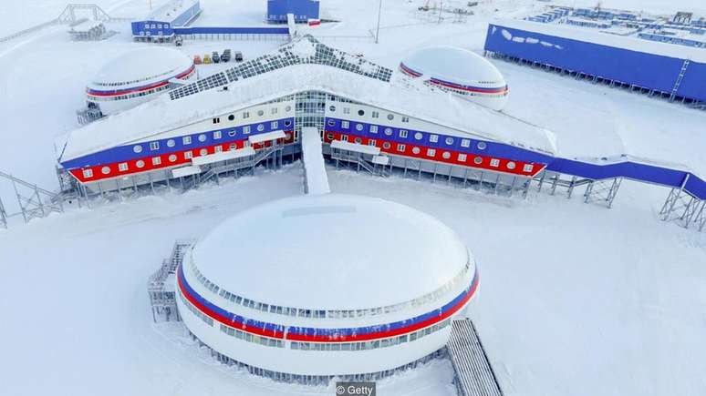 Base militar de Arktichesky Trilistnik, aberta em abril, inclui espaço para moradia e garagens para veículos especiais