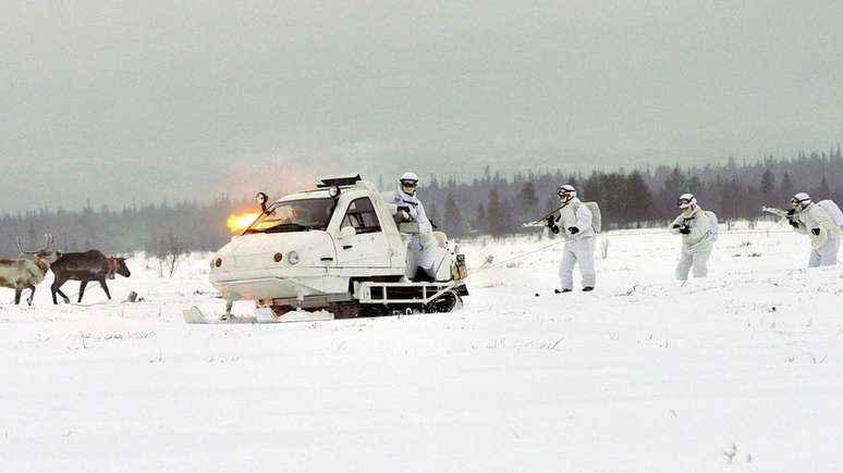 Exerc&iacute;cios militares na regi&atilde;o de Murmansk | Foto: TASS/Getty Images