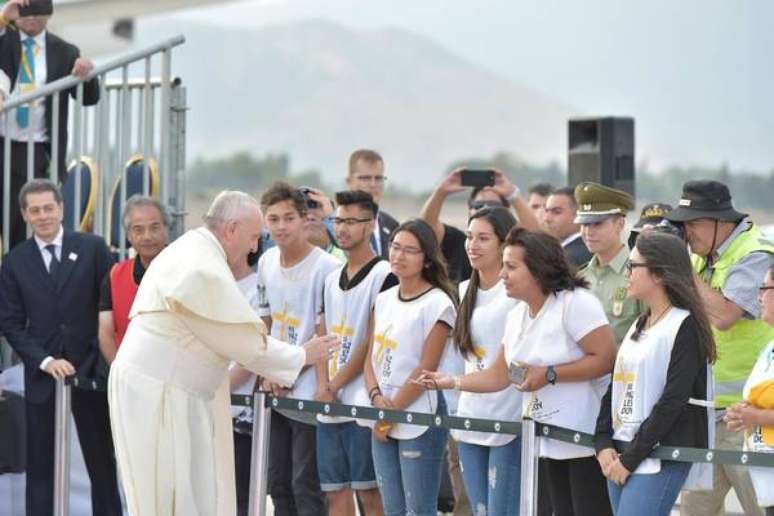 Papa quebra protocolo e cumprimenta fiéis na chegada ao Chile