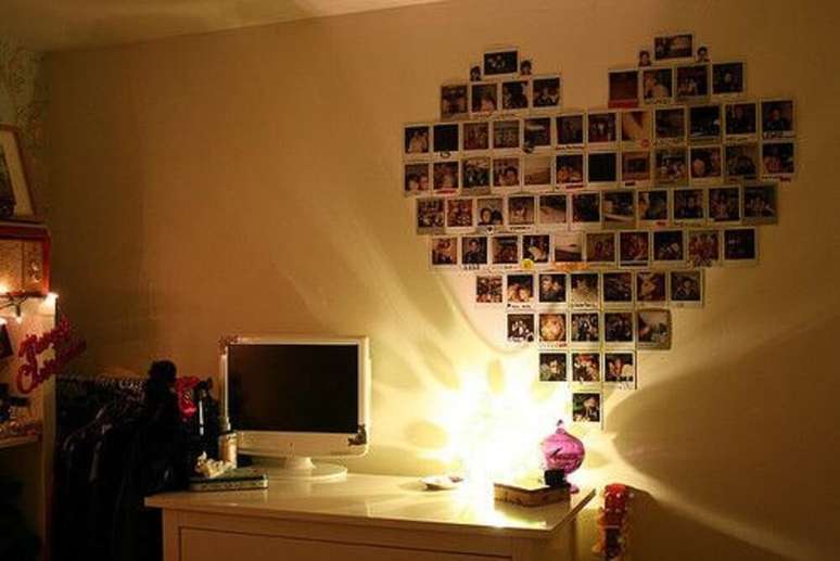 35. Decoração com fotos em modelo de quarto feminino tumblr