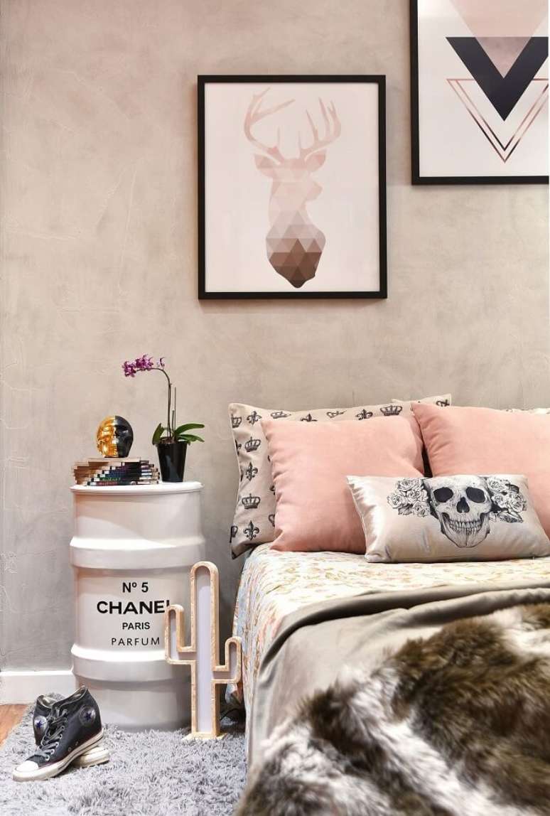 12. Decoração de quarto feminino em tons de cinza e rosa com quadros e tonel da Chanel