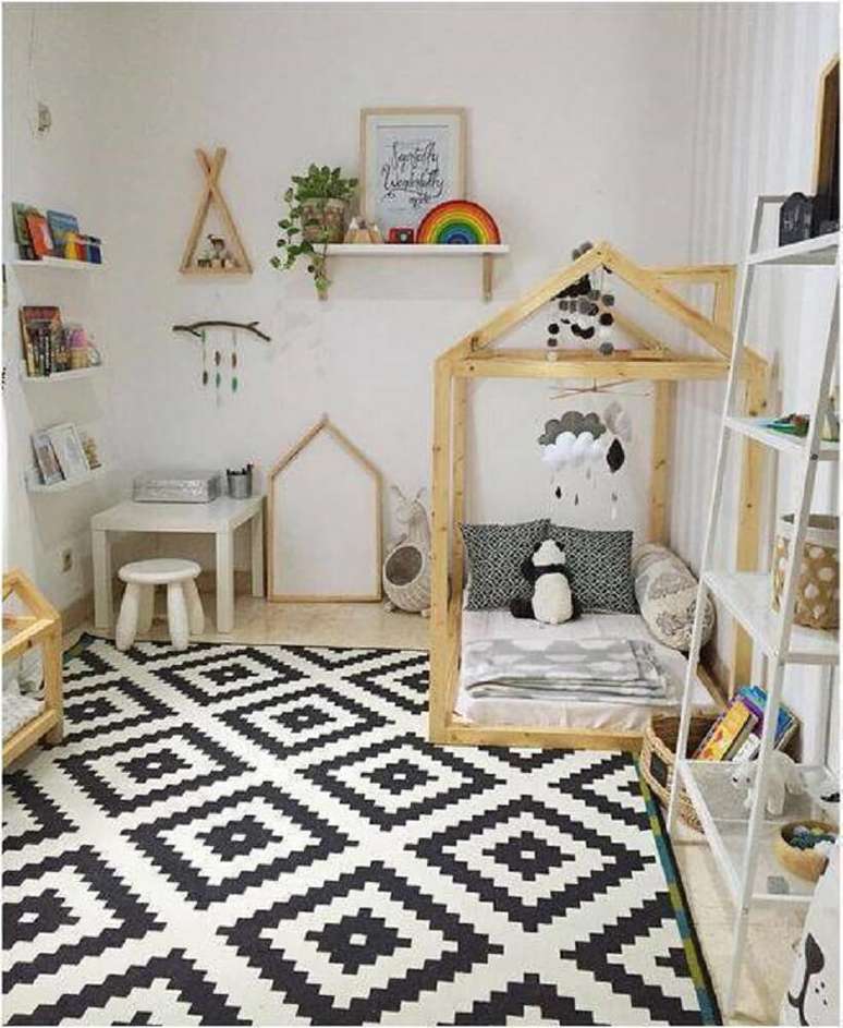 7. Decoração de quarto montessoriano com tapete preto e branco