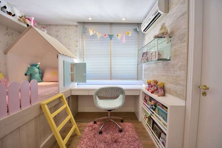 20. Modelo de quarto de menina tumblr com escrivaninha, tabele e casinha