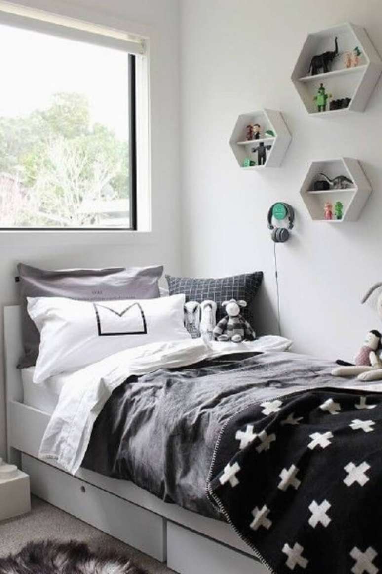 15. Modelo de quarto tumblr em tons de preto e branco e nichos na parede