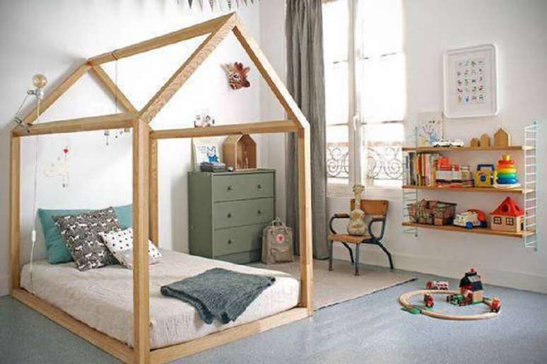 10. Quarto com cama montessoriana de carpete de madeira cinza