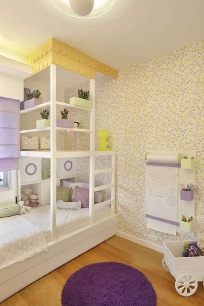 39. Quarto de menina tumblr com papel de parede de bolinha em tons de lilás e amarelo