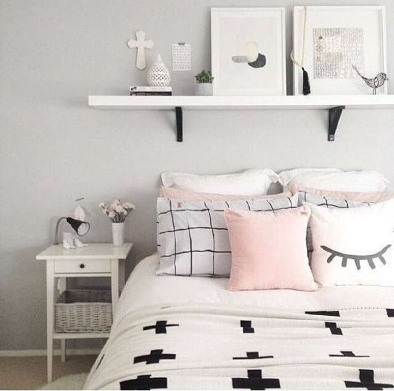 9. Decoração de quarto tumblr com almofadas e quadros