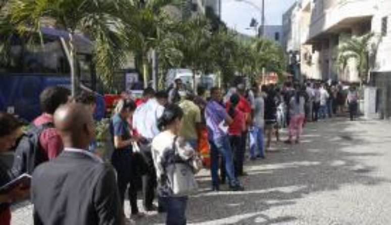 Rio de Janeiro - Postos de saúde amanhecem com filas para a vacinação contra a febre amarela (Tânia Rêgo/Agência Brasil)