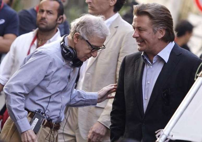 Diretor Woody Allen e ator Alec Baldwin conversam durante gravação de filme em Roma, Itália 25/07/2011 REUTERS/Remo Casilli