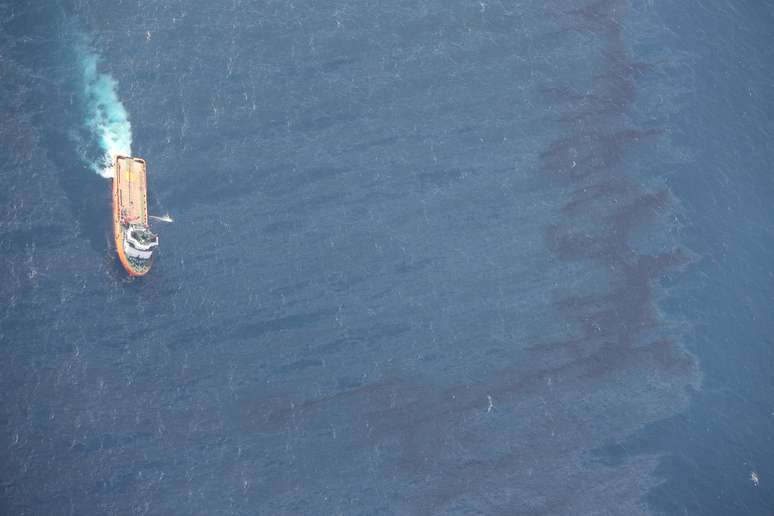 Navio de resgate chinês trabalha para limpar manchas de petróleo causadas por naufrágio de petroleiro iraniano, no Mar do Leste da China 17/01/2018  Ministério de Transporte da China/Divulgação via REUTERS