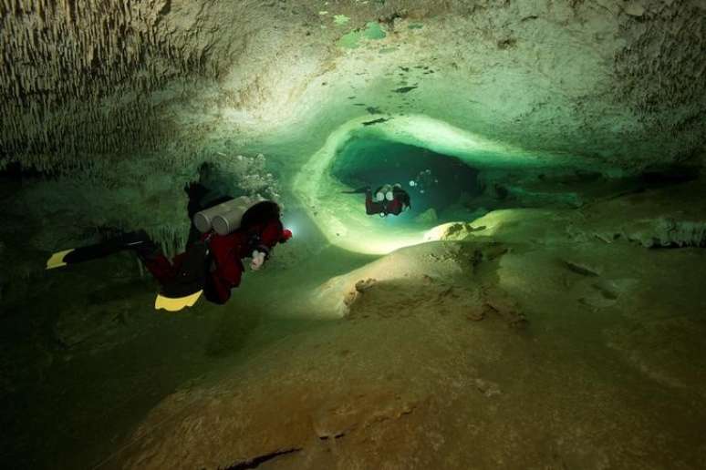 Mergulhadores exploram caverna submarina perto de Tulum, no México