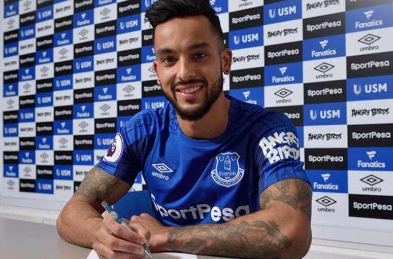 Walcott assinou contrato com o Everton (Foto: Divulgação / Everton)