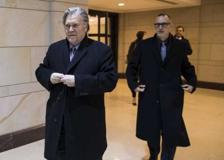 Steve Bannon deixa Congresso após prestar depoimento em comitê de inteligência