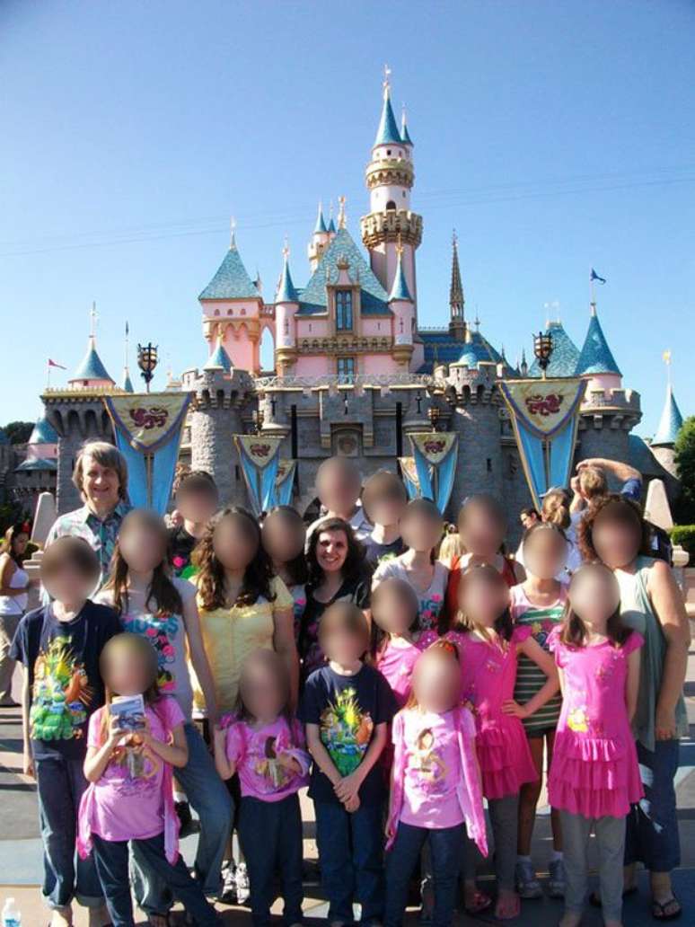 Várias fotos mostram a família visitando a Disney | Foto: David-Louise Turpin/Facebook