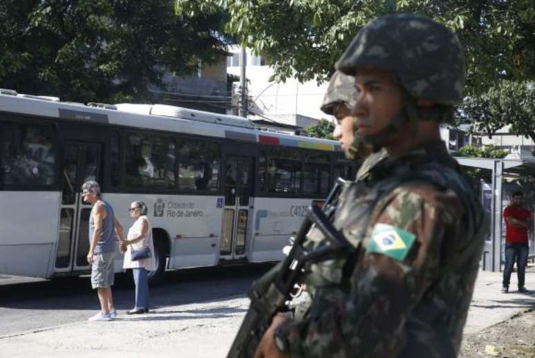 Forças Armadas participam de operação conjunta com a Polícia Federal e as polícias estaduais na comunidade do Jacarezinho, na zona norte do Rio de Janeiro 