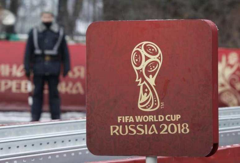 Placa com logo da Copa do Mundo da Rússia é vista perto do Kremlin, em Moscou  29/11/2017 REUTERS/Sergei Karpukhin