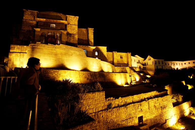 Homem observa templo inca de Coricancha, em Cuzco, no Peru 15/02/2010 REUTERS/Enrique Castro-Mendivil