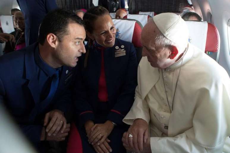 Papa Francisco celebra casamento de comissários Paula Podest e Carlos Ciufffardi durante voo no Chile 18/01/2018 Osservatore Romano/Divulgação via REUTERS